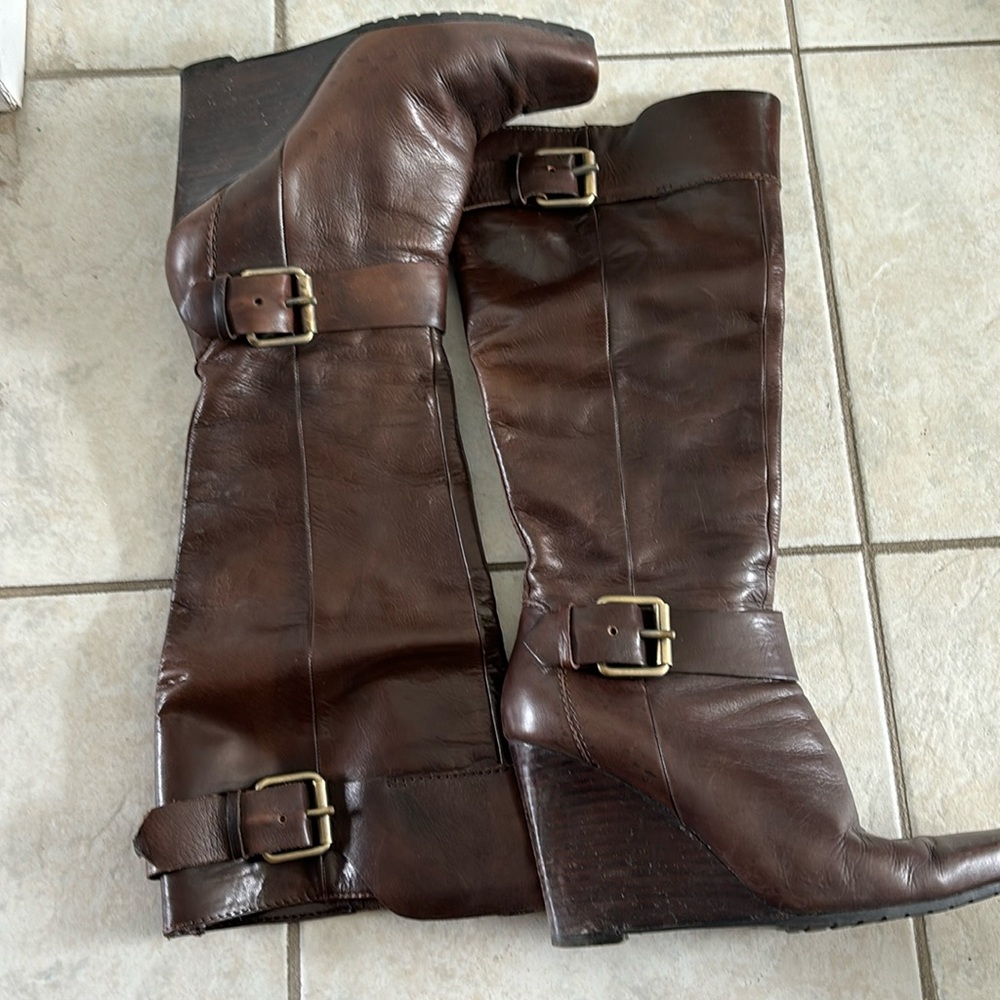 Brown wedge boot